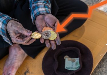 เด็กหนุ่มรายหนึ่งกำลังเรียกร้องขอ Bitcoin ฟรีบนทวิตเตอร์มากกว่า 15,000 ทวีต