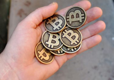 รายงานเผย ราคา Bitcoin นั้นกลับมา “มีมูลค่าสูงเกินไปอีกครั้ง” (และนั่นก็ถือเป็นเรื่องที่ดี)