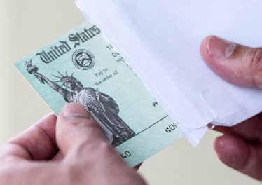 ชาวอเมริกันกำลังนำเงินที่ได้รับจากรัฐบาลฟรี ๆ ไปซื้อ Bitcoin