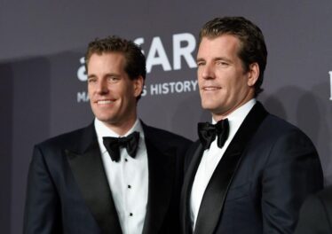 อดีตประธานของ Warner Bros เตรียมกำกับภาพยนตร์ชีวประวัติของคู่แฝด Winklevoss