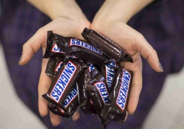 “ถ้าจ่ายเงินซื้อ Bitcoin 384 ล้านบาทตอนนี้ อีก 10 ปีเงินอาจเหลือพอแค่ซื้อขนม Snickers Bar” นาย Peter Schiff กล่าว