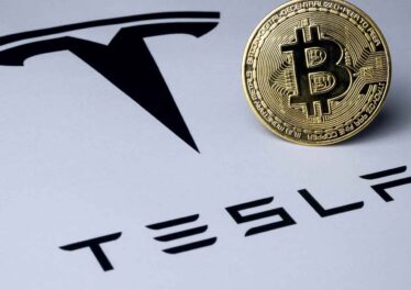 นักวิเคราะห์แนะให้ Tesla ขาย Bitcoin เพื่อนำมาซื้อหุ้นคืน เนื่องจากหุ้นกำลังดิ่งลงพร้อมกับ MicroStrategy