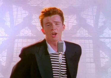 ผู้เชี่ยวชาญคาดศิลปิน Meme ในตำนาน Rick Astley กำลังแห่ซื้อ Bitcoin และ "จะไม่มีวันทำคุณ Down"