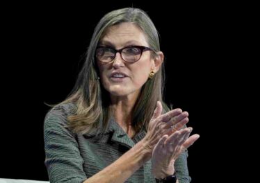 ผู้ก่อตั้ง Ark Invest กล่าวว่า ราคาของ Bitcoin จะไปถึง $500,000 หากสถาบันเจียดเงินบางส่วนมาลงทุน