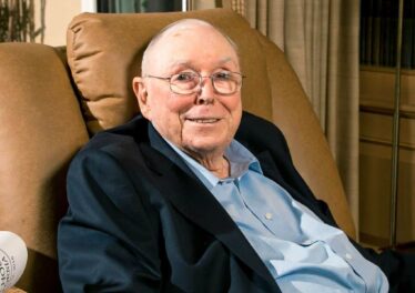 มือขวาของ Warren Buffett กล่าวยกย่องจีนสำหรับการแบน Crypto