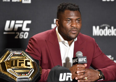 แชมป์นักมวย Heavy Weight ของ UFC กำลังพิจารณารับค่าจ้างเป็น Bitcoin