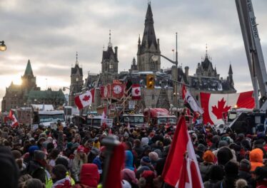 ชาวแคนาดาแห่ถอนเงินจากธนาคารกันอย่างคับคั่ง หลังรัฐบาลขู่ว่าจะระงับบัญชีธนาคาร