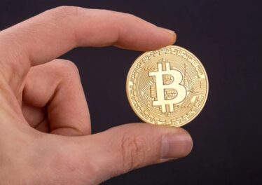 นักวิเคราะห์จาก Bloomberg เชื่อว่า Bitcoin มีแนวโน้มให้ผลตอบแทนที่ดีกว่าทองคำและหุ้น ในช่วงภาวะเงินเฟ้อ 