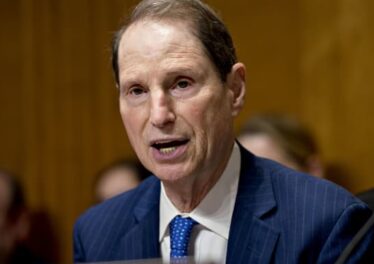 วุฒิสมาชิกสหรัฐฯ Ron Wyden กล่าวไม่เห็นด้วยกับการปราบปราม Crypto ของ Biden