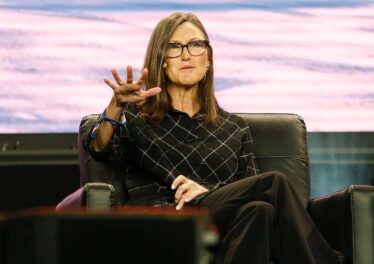 Cathie Wood แห่ง Ark Invest เทขายหุ้น PayPal เพื่อนำมาซื้อหุ้น Cash App ที่เป็นมิตรกับ Bitcoin  แทน