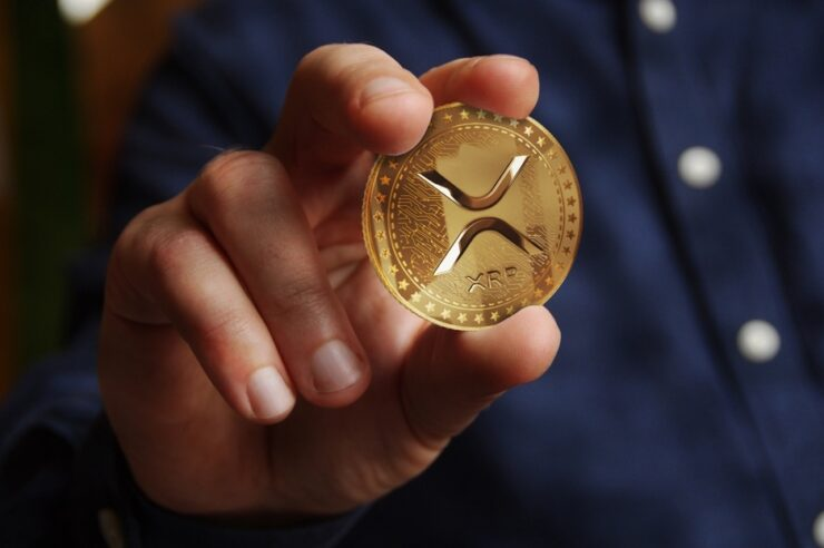 นักวิเคราะห์ชี้ว่า XRP และคริปโตอื่น ๆ จะขึ้นมาเป็นคู่แข่งทองคำ หลังเงินดอลลาร์สหรัฐอ่อนค่า
