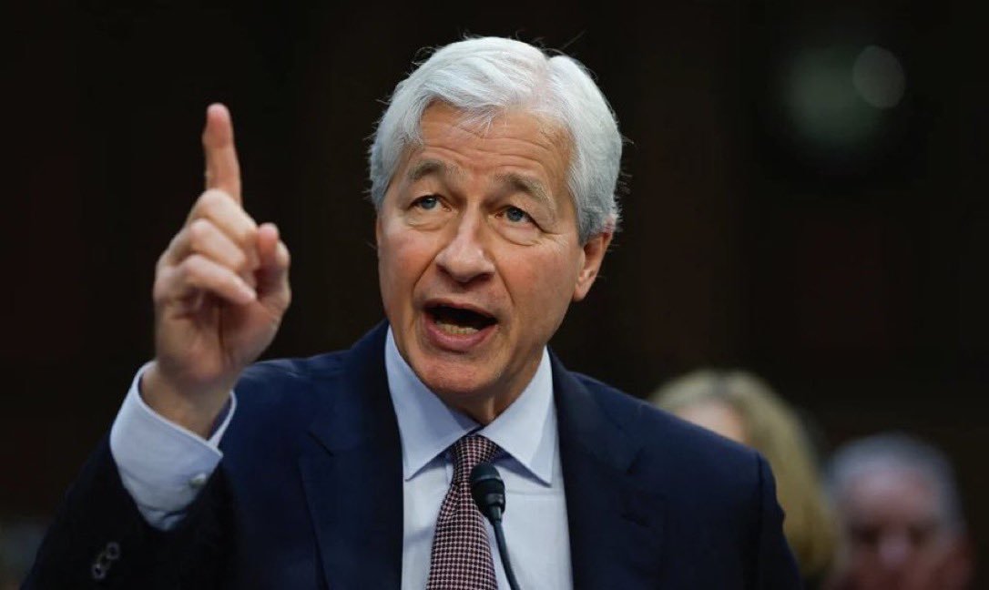ภาพของ Jamie Dimon ซีอีโอของ JPMorgan Chase กำลังกล่าวสุนทรพจน์