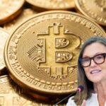 Cathie Wood เชื่อ Bitcoin “เหนือกว่าทองคำ” ในทุกมิติ