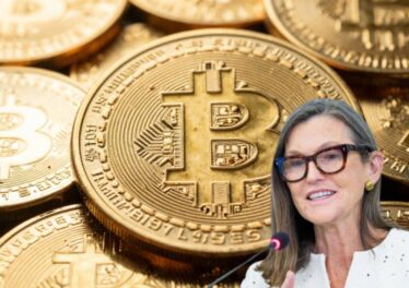Cathie Wood เชื่อ Bitcoin “เหนือกว่าทองคำ” ในทุกมิติ
