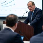 Larry Fink เตือนน้ำมันอาจพุ่ง $150 โอกาสสหรัฐฯ เข้าสู่เศรษฐกิจถดถอยเกือบ 50%