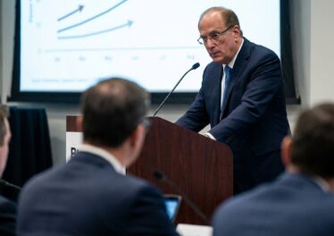 Larry Fink เตือนน้ำมันอาจพุ่ง $150 โอกาสสหรัฐฯ เข้าสู่เศรษฐกิจถดถอยเกือบ 50%