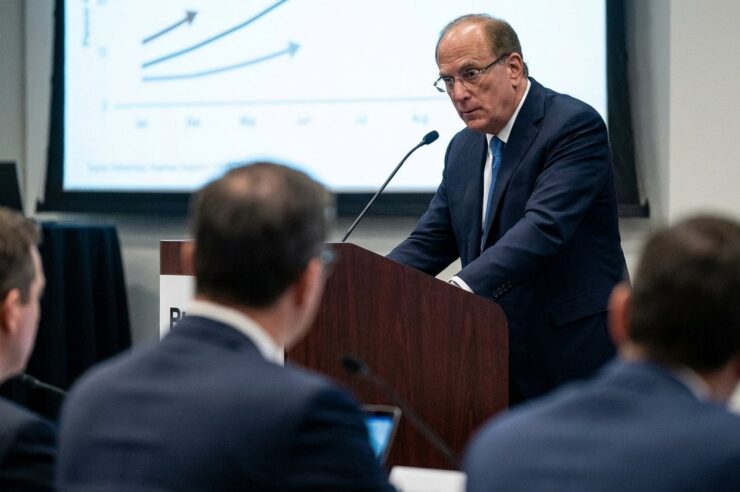 Larry Fink เตือนน้ำมันอาจพุ่ง $150 โอกาสสหรัฐฯ เข้าสู่เศรษฐกิจถดถอยเกือบ 50%