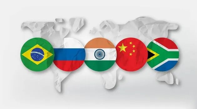 กราฟิกแสดงธงชาติ 5 ประเทศ BRICS ได้แก่ บราซิล รัสเซีย อินเดีย จีน และแอฟริกาใต้ บนพื้นหลังแผนที่โลก