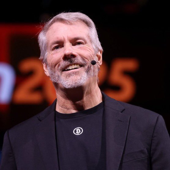 Michael Saylor บนเวทีงาน Bitcoin Conference สวมเสื้อที่มีโลโก้ Bitcoin