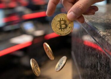 3 ปัจจัยทุบราคาดิ่ง ทำ BTC ร่วงหลุด 70K อีกครั้ง!-นักเทรดระยะสั้นเทขายทำกำไรยับ