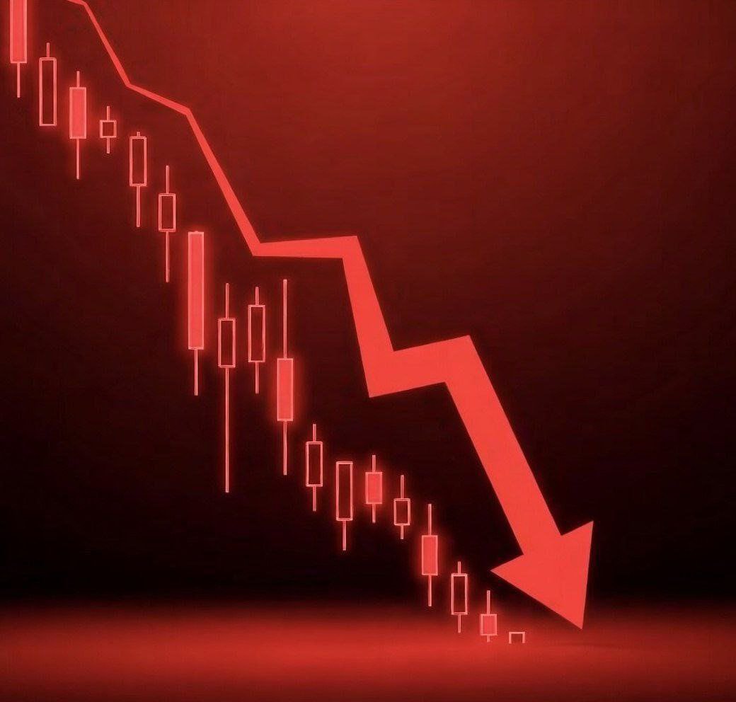 ภาพกราฟแสดงตลาดหุ้นดิ่งลงอย่างรุนแรงพร้อมเทียนแดง (candlestick) และลูกศรชี้ลงแสดงถึงการปรับตัวลงของตลาดหลักทรัพย์เกาหลีและตลาดสัญญาฟิวเจอร์สสหรัฐฯ