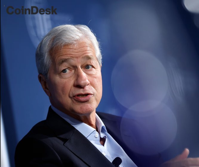 ภาพของ Jamie Dimon ประธานเจ้าหน้าที่บริหารของ JPMorgan ระหว่างการให้สัมภาษณ์เกี่ยวกับการควบคุม Stablecoin