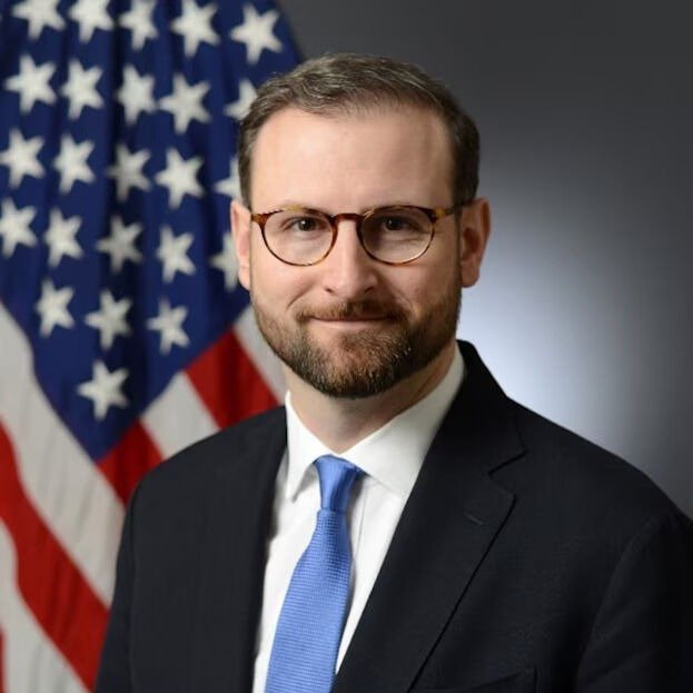 ภาพปกติการของ Patrick Witt เจ้าหน้าที่ทำเนียบขาว ผู้ออกแถลงการณ์ปัดเสียว่า Stablecoin ไม่ใช่เงินฝากและ GENIUS Act ป้องกันช่องโหว่ได้แล้ว