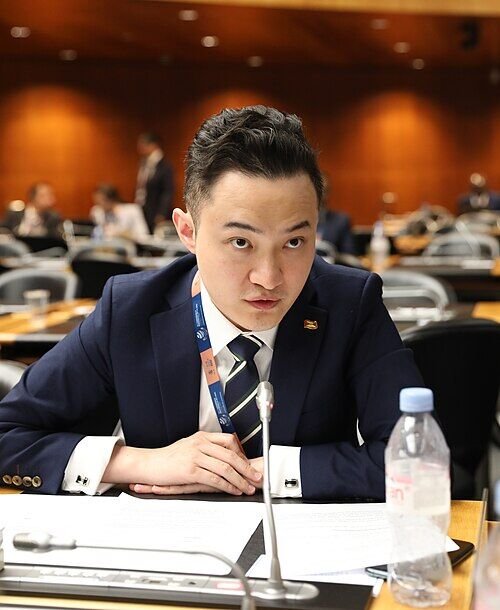 ภาพของ Justin Sun ผู้ก่อตั้ง TRON ในระหว่างการประชุมหรือกิจกรรมทางการ