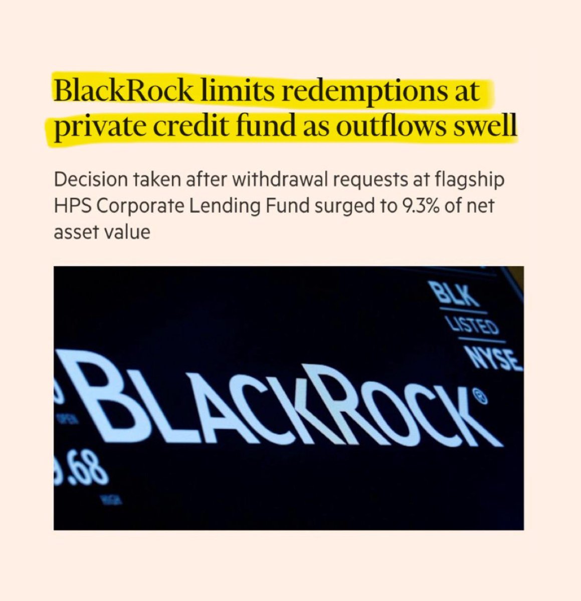 ภาพข่าวแสดงพาดหัวข่าวที่ระบุว่า BlackRock จำกัดการถอนเงินจากกองทุนสินเชื่อส่วนบุคคลเนื่องจากมีการไหลออกของเงินทุนจำนวนมาก และภาพถ่ายของชื่อ BlackRock บนป้ายแสดงข้อมูลทางการเงิน