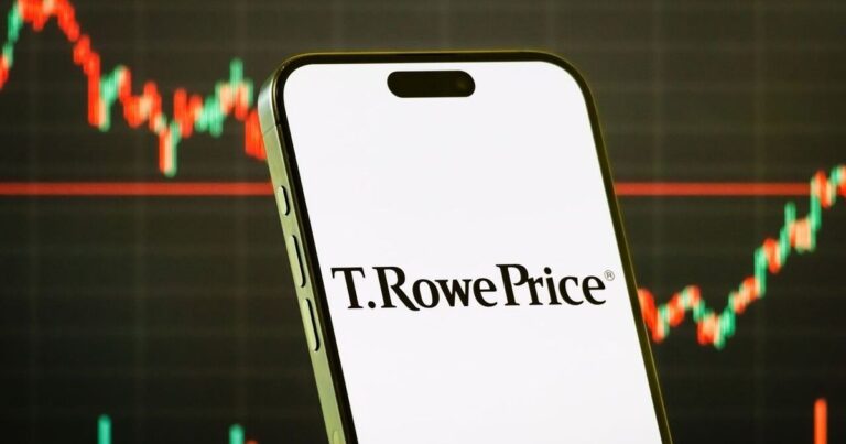 T. Rowe Price เตรียมยัด Dogecoin และ Shiba Inu ใน ETF คริปโตบริหารเชิงรุก