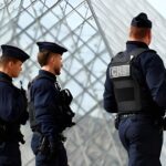 มิจฉาชีพแต่งชุดตำรวจปลอมบุกบ้านคู่รักในฝรั่งเศส ขู่มีดบังคับโอน Bitcoin กว่า $1 ล้าน