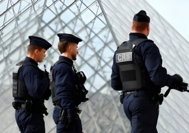 มิจฉาชีพแต่งชุดตำรวจปลอมบุกบ้านคู่รักในฝรั่งเศส ขู่มีดบังคับโอน Bitcoin กว่า $1 ล้าน