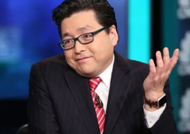 Tom Lee ฟันธงตลาดผ่านจุดต่ำสุดแล้ว ชี้ดีลหยุดยิงคือจุดเริ่มต้นขาขึ้นครั้งใหญ่ของ Bitcoin