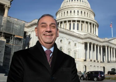 สส. สหรัฐฯ ทุบสถิติเทรดหุ้นทะลุ 1,000 ครั้งในปีเดียว ชูโรงเก็บหุ้นเทคโนโลยีและ AI