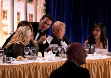 ด่วน! มือปืนบุกงานเลี้ยงนักข่าวทำเนียบขาว Donald Trump ปลอดภัย CZ ออกมาแสดงความโล่งใจ