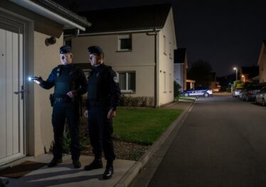 แก๊งปลอมเป็นตำรวจบุกบ้านใกล้แวร์ซายส์ บังคับโอน Bitcoin $1 ล้าน