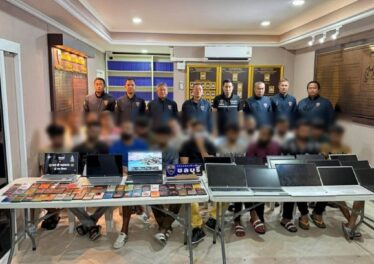 ตม.ชลบุรี ปลอมตัวเป็นช่างไฟทลายแก๊งอินเดีย  ตั้งออฟฟิศเทรดหุ้น-คริปโต เงินหมุน 30 ล้าน