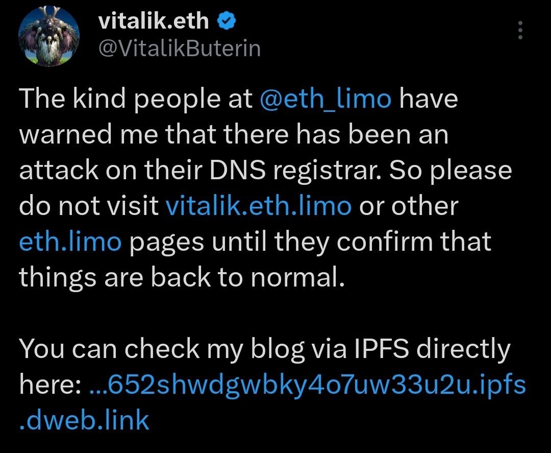 สกรีนช็อตทวีตของ Vitalik Buterin แจ้งเตือนว่า DNS ของ eth.limo ถูกโจมตี และแนะนำให้หลีกเลี่ยงการเข้าชมเว็บไซต์ชั่วคราว พร้อมแนะนำให้ตรวจสอบบล็อกของเขาผ่าน IPFS แทน
