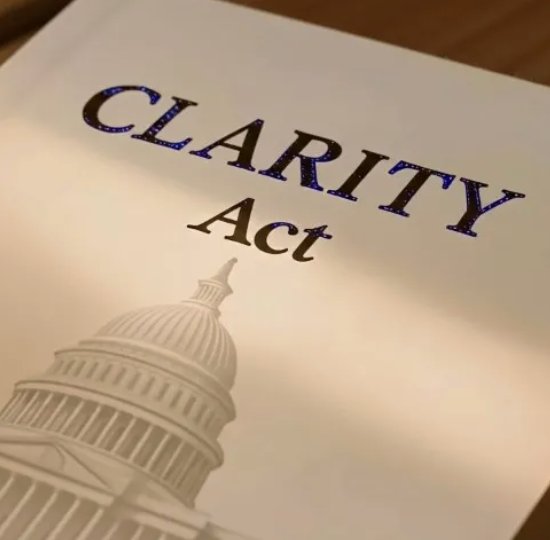 ภาพปกเอกสารที่มีชื่อว่า "CLARITY Act" พร้อมภาพประกอบอาคารรัฐสภาสหรัฐฯ ซึ่งเกี่ยวข้องกับกฎหมายที่ระบุในทวีตข่าว