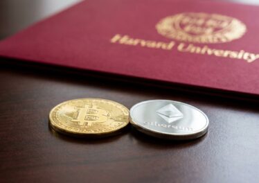 Harvard ลดถือ Bitcoin ETF 43% และขาย Ethereum ETF ทิ้งหมด $87 ล้าน