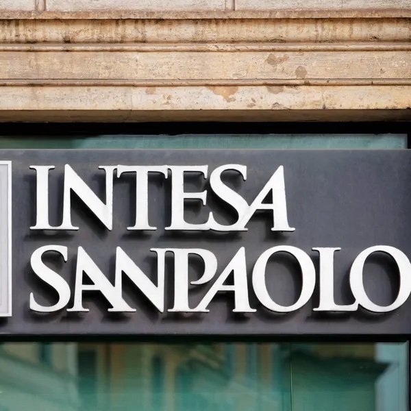 ป้ายธนาคาร Intesa Sanpaolo ธนาคารใหญ่สุดของอิตาลีที่เพิ่งเพิ่มการถือครอง Bitcoin