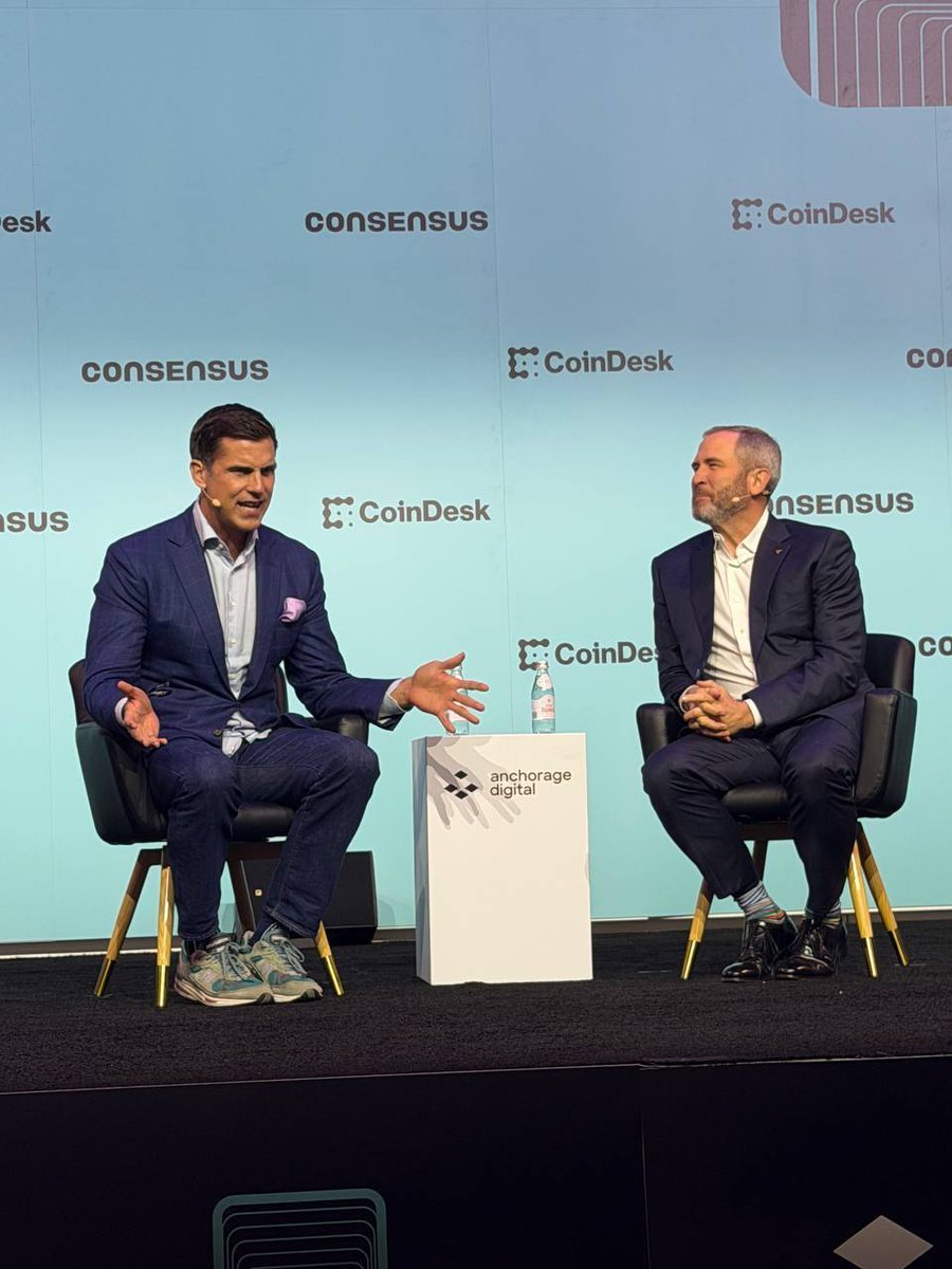 ภาพ Brad Garlinghouse ซีอีโอของ Ripple กำลังพูดคุยบนเวทีในการประชุม Consensus โดยมีชายอีกคนนั่งอยู่ข้างๆ