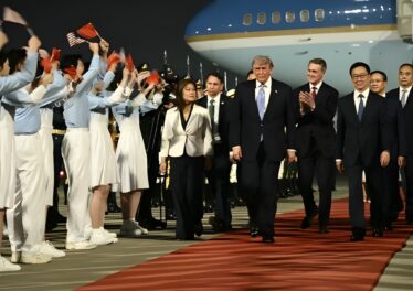 Trump ถึงปักกิ่งพร้อม CEO กว่า 10 ราย เปิดเจรจาการค้า-AI กับจีน