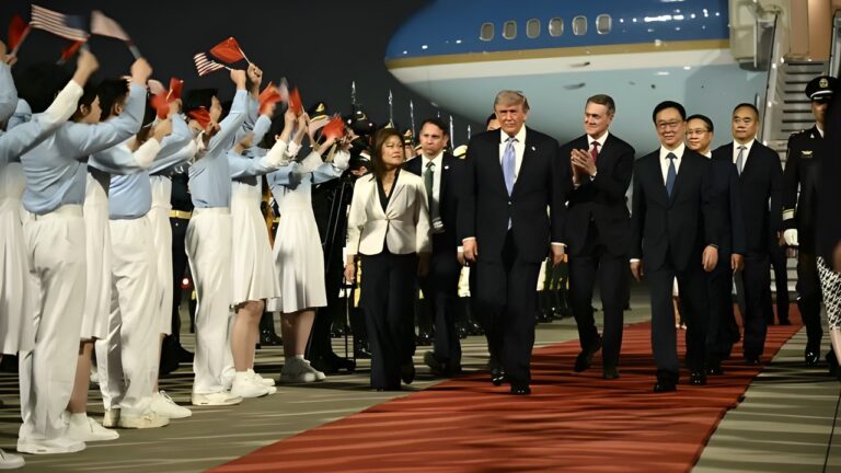 Trump ถึงปักกิ่งพร้อม CEO กว่า 10 ราย เปิดเจรจาการค้า-AI กับจีน
