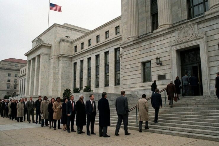 ตัวเลขว่างงานสหรัฐฯ พุ่ง 215K ปิดประตู Fed ลดดอกเบี้ย กด Bitcoin ร่วง 3%