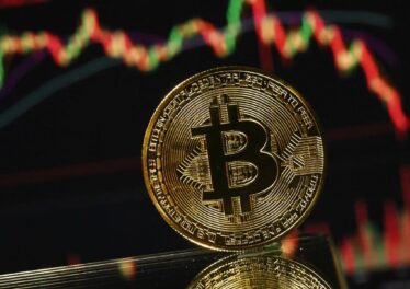 Bitcoin ดิ่งร่วงหลุด 63,000 ดอลลาร์หลัง Fed ส่งสัญญาณคุมเข้มการเงิน 