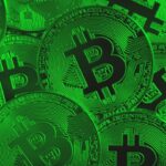 Bitcoin ทะยานเหนือ $65,000 พบแท่งเขียวปริศนาพุ่งสวนทางประกาศงบดุลของ Strategy