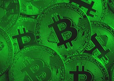 Bitcoin ทะยานเหนือ $65,000 พบแท่งเขียวปริศนาพุ่งสวนทางประกาศงบดุลของ Strategy