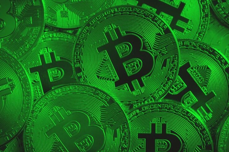 Bitcoin ทะยานเหนือ $65,000 พบแท่งเขียวปริศนาพุ่งสวนทางประกาศงบดุลของ Strategy