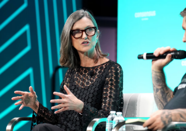 Cathie Wood เตือนเหรียญ OpenUSD ของ Ripple อาจสู้ USDT และ USDC ไม่ไหว
